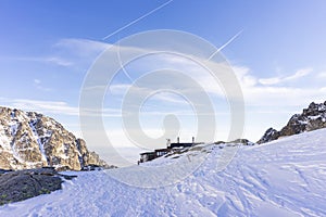 Slovenské Vysoké Tatry v zime. Horská chata Teryho Chata v pozadí