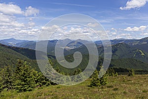 Letné slovenské pohorie Veľká Fatra, Veľká Fatra, vrchy Nová Hoľa 1361 m a Zvolen 1403 m, pohľady z nich, Slovensko