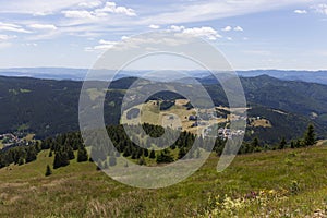 Letné slovenské pohorie Veľká Fatra, Veľká Fatra, vrchy Nová Hoľa 1361 m a Zvolen 1403 m, pohľady z nich, Slovensko