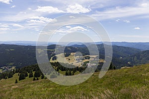 Letné slovenské pohorie Veľká Fatra, Veľká Fatra, vrchy Nová Hoľa 1361 m a Zvolen 1403 m, pohľady z nich, Slovensko