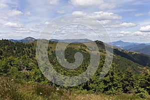 Letné slovenské pohorie Veľká Fatra, Veľká Fatra, vrchy Nová Hoľa 1361 m a Zvolen 1403 m, pohľady z nich, Slovensko