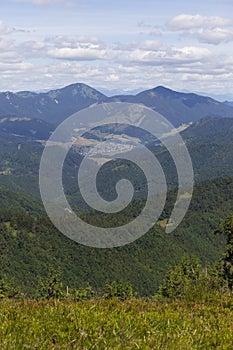 Letné slovenské pohorie Veľká Fatra, Veľká Fatra, vrchy Nová Hoľa 1361 m a Zvolen 1403 m, pohľady z nich, Slovensko