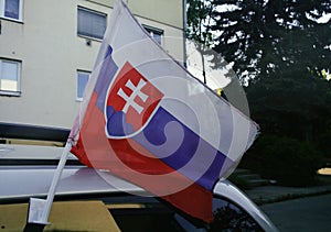 Slovenská státní vlajka na autě na ulici