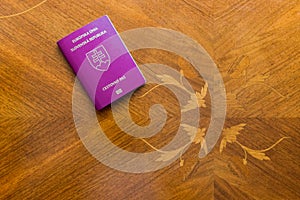 Slovenský pas na dřevěný stůl