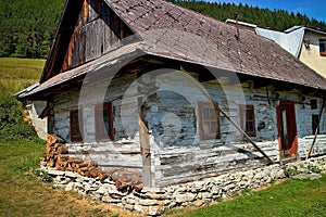 Slovenská obec Čičmany - známa rázovitá obec s vyzdobenými drevenicami s ornamentmi a neodmysliteľným folklórom