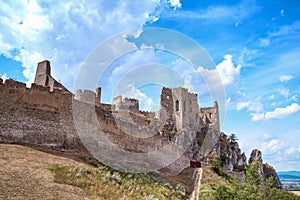 Slovensko krásný výhled na zříceninu hradu Beckov Hrad.Slovensko Hrad Beckov - panorama