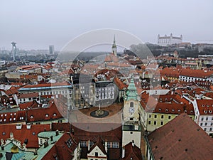 Slovensko, Bratislava. Historické centrum. Letecký pohled shora, vytvořený dronem. Městská krajina za mlhy, cestovní fotografie.