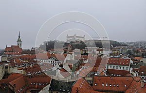 Slovensko, Bratislava. Historické centrum. Letecký pohled shora, vytvořený dronem. Městská krajina za mlhy, cestovní fotografie.