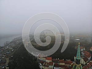 Slovensko, Bratislava. Historické centrum. Letecký pohľad zhora, vytvorený dronom. Krajina mesta za hmly, cestovateľská fotografia.