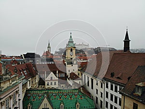 Slovensko, Bratislava. Historické centrum starého města. Letecký pohled shora, vytvořený dronem. Mlha den městská krajina, cestování