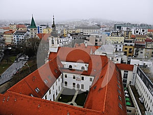 Slovensko, Bratislava. Historické centrum starého mesta. Letecký pohľad zhora, vytvorený dronom. Hmlistý deň mestská krajina, cestovanie