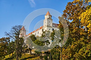 Slovensko, Bratislava - 8. října 2022: Pohled zdola na bílý bratislavský hrad na Slovensku
