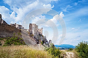 Slovensko krásný výhled na zříceninu hradu Beckov Hrad.Slovensko Hrad Beckov - panorama