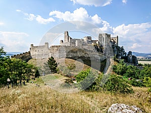 Slovensko hrad panoramatický výhľad s krásnou oblohou letná dovolenka