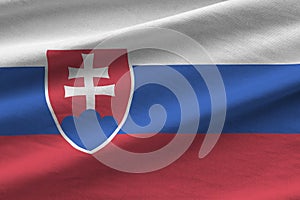 Slovenská vlajka s veľkými záhybmi vlajúca zblízka pod štúdiovým svetlom v interiéri. Oficiálne symboly a farby v banneri