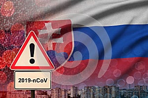 Slovenská vlajka a výstražná značka Coronavirus 2019-nCoV. Koncept vysoké pravděpodobnosti propuknutí nového koronaviru prostřednictvím cestování