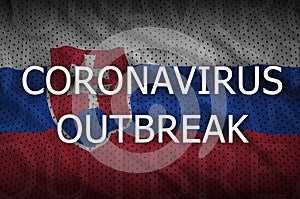 Slovenská vlajka a nápis propuknutí koronaviru. Virus Covid-19 nebo 2019-nCov