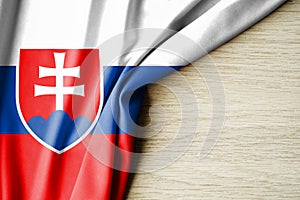 Slovenská vlajka. Látkový vzor vlajka Slovenska. 3D ilustrace. se zadním prostorem pro text