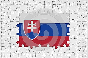 Slovenská vlajka v ráme bielych dielikov s chýbajúcou stredovou časťou