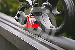 Slovenská vlajka zámek na mostě v Bratislavě, Slovensko