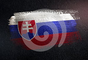 Slovenská vlajka vyrobená metalickým štětcem na grunge Dark Wall