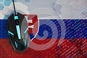 Slovenská vlajka a počítačová myš. Digitální hrozba, nelegální akce na internetu