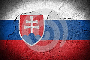 Slovenská vlajka na prasknutej stene