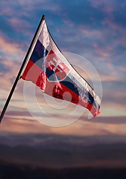 Slovenská vlajka, slovenská vlajka mávajúca na oblohe za súmraku
