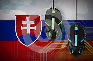 Slovenská vlajka a dvě myši s podsvícením. Online kooperativní hry. Cyber sportovní tým