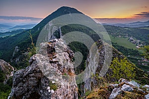 Slovensko lesná letná panoráma krajiny s horou pri východe slnka. Manín v letnom čase, Slovensko