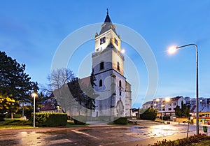 Slovensko - mesto Hlohovec s kostolom a námestím v noci