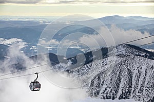 Slovensko, Jasná - 3.2.2022: lyžiarske stredisko kabínková lanovka