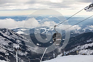 Slovensko, Jasná - 3. února 2022: sedačková lanovka kabinové lyžařské středisko