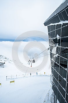Slovensko, Jasná - 3.2.2022: lyžiarske stredisko kabínková lanovka