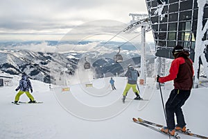 Slovensko, Jasná - 3. februára 2022: ľudia lyžiari jedia na vrchole svahu