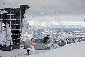 Slovensko, Jasná - 3.2.2022: lyžiarsky vlek na vrchole Chopku