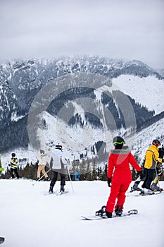 Slovensko, Jasná - 4. februára 2022: zimný výhľad na hory lyžiarske stredisko svahy ľudia lyžujú a snowboardujú