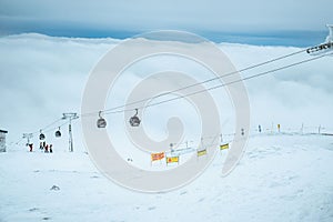 Slovensko, Jasná - 31. januára 2022: lyžiarske stredisko sedačková lanovka