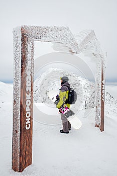 Slovensko, jasná - 31. ledna 2022: muž snowboardista na vrcholu hory chopok