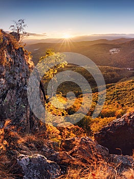 Slovensko od vrchu Jastraba nad mestom Kremnica v jesenno-horskej krajine