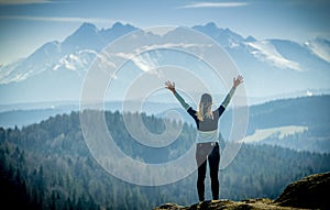 Horská krajina Slovenska. Prírodné polia. Vysoké Tatry, Európa, Belianske Tatry. Šťastná žena na západ slnka v prírode v lete wi