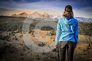 Horská krajina Slovenska. Prírodné polia. Vysoké Tatry, Európa, Belianske Tatry. Turista fotí fotoaparátom na vrchole hory.