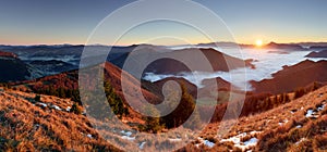 Slovensko horský vrchol Osnica při východu slunce - podzimní panorama