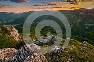 Slovensko - Muránska planina, zelená horská krajina.