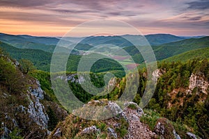 Slovensko - Muránska planina, zelená jarná horská krajina. Krásny východ slnka a farebná obloha.