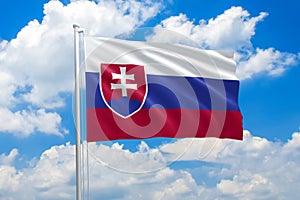 Slovenská štátna vlajka mávajúca vo vetre na oblakoch. Vysoko kvalitná tkanina. Koncepcia medzinárodných vzťahov