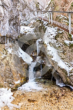 Slovensko národný park Malá Fatra, Jánošíkove diery, obec Terchová. Cestičky v mraze, zima. Pešia turistika a turistika na Slovensku,