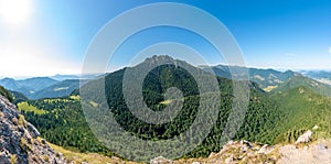 Slovenský národní park Malá Fatra - pohled z Malého Rozsutce na okolní kopce a údolí. Slunečný letní den, turistika
