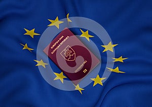 Slovenský cestovný pas s vlajkou Európskej únie