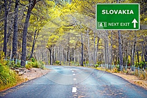 SLOVENSKO dopravní značka proti jasně modré obloze